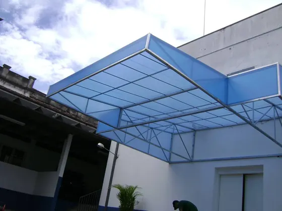 Cobertura com estrutura metálica azul e policarbonato
