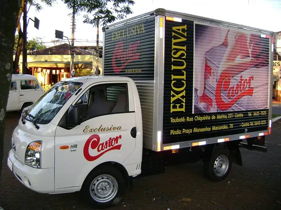 Caminhão baú com envelopamento nas laterais e na cabine