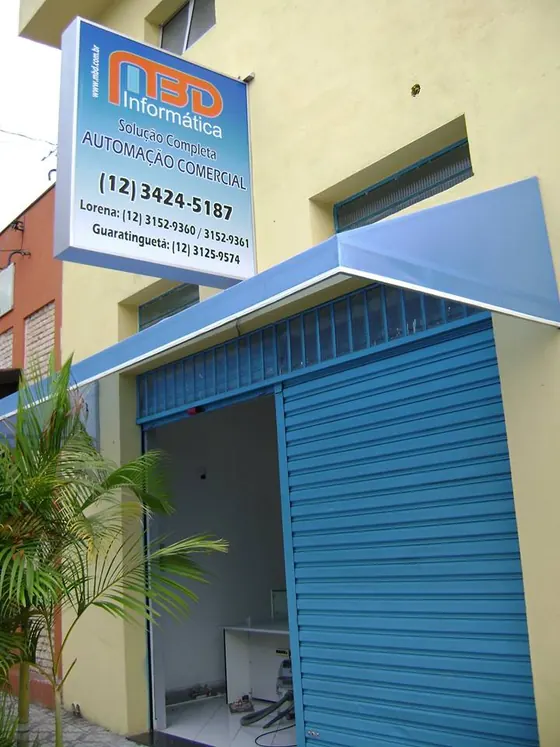 Toldo azul de enrolar com placa de identificação acima