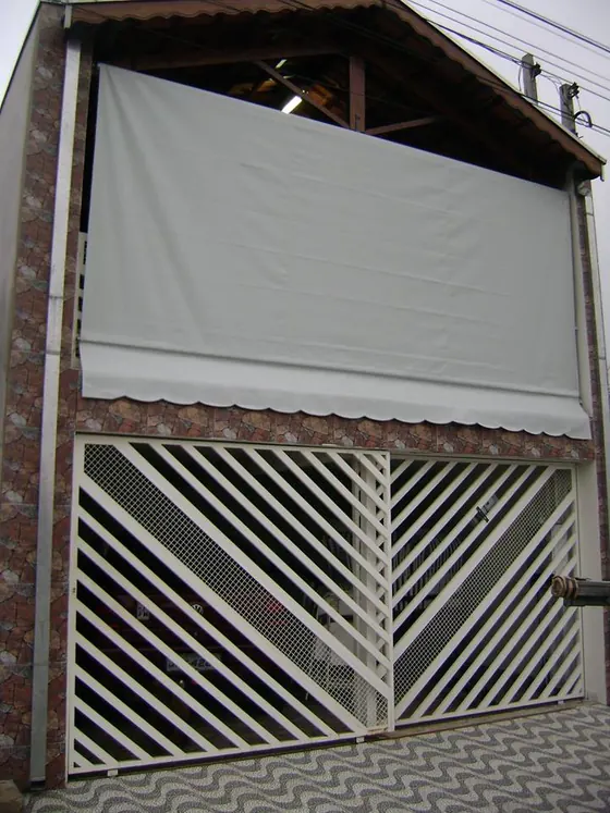 Toldo cortina de enrolar fechando varanda