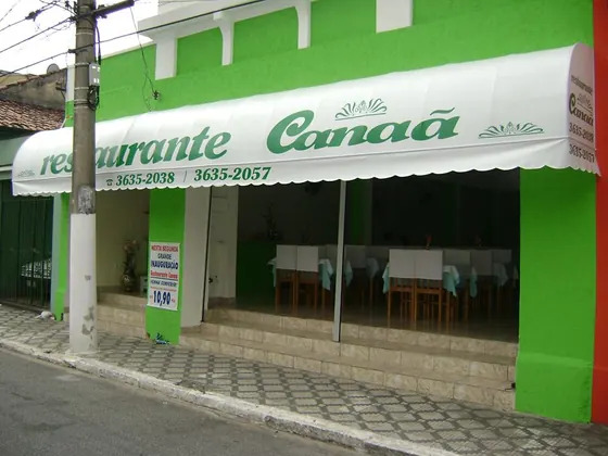 Toldo fixo verde com nome do restaurante na bambinela